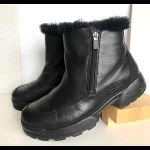 Women’s UGG Black Leather Ankle Snow Boots SZ 9